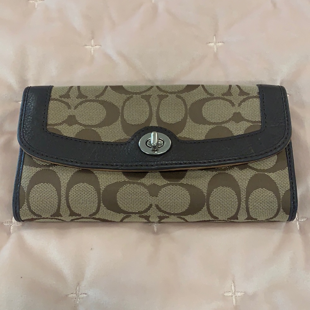 COACH WALLET W/ zipper and credit card slots